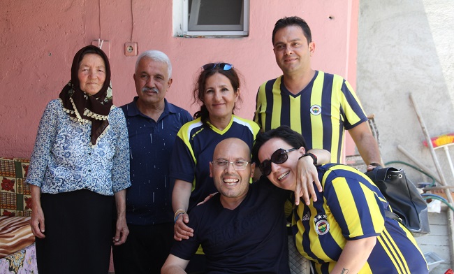 KADIKÖY FENERBAHÇELİLER DERNEĞİ YÖNETİM KURULU ÜYELERİ, ÇORUM’DA YAŞAYAN BEDENSEL VE ZİHİNSEL ENGELLİ 41 YAŞINDAKİ MURAT MEMİŞ'İ ZİYARET ETTİ. (M. MUTTALİP YALÇIN/ÇORUM-İHA)