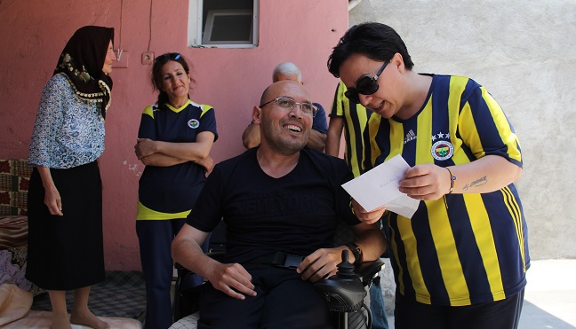 KADIKÖY FENERBAHÇELİLER DERNEĞİ YÖNETİM KURULU ÜYELERİ, ÇORUM’DA YAŞAYAN BEDENSEL VE ZİHİNSEL ENGELLİ 41 YAŞINDAKİ MURAT MEMİŞ'İ ZİYARET ETTİ. (M. MUTTALİP YALÇIN/ÇORUM-İHA)