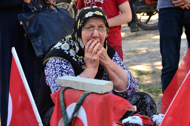 TÜRK BAYRAKLARIYLA DONATILAN TORUNU ŞEHİT ÖĞRETMEN ŞENAY AYBÜKE YALÇIN’IN MEZARINI ZİYARET EDEN BABAANNE ŞENAY YALÇIN; “BEN GELDİM DE NİYE KALKMIYORSUN YAVRUM. BABAANNENE NİYE BÖYLE YAPIYORSUN YAVRUM. BOYNUMU BÜKÜK BENİ ÖKSÜZ BIRAKTIN YAVRUM” DİYE GÖZYAŞI DÖKTÜ (İSMAİL KABAKDERE/ÇORUM-İHA)
