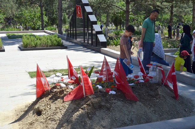 ŞEHİT MÜZİK ÖĞRETMENİ 22 YAŞINDAKİ ŞENAY AYBÜKE YALÇIN’IN MEZARI ZİYARETÇİ AKININA UĞRUYOR. 7'DEN 70'E BİRÇOK KİŞİ, MEZARI ZİYARET EDEREK DUA EDİYOR. (İSMAİL KABAKDERE/ÇORUM-İHA)