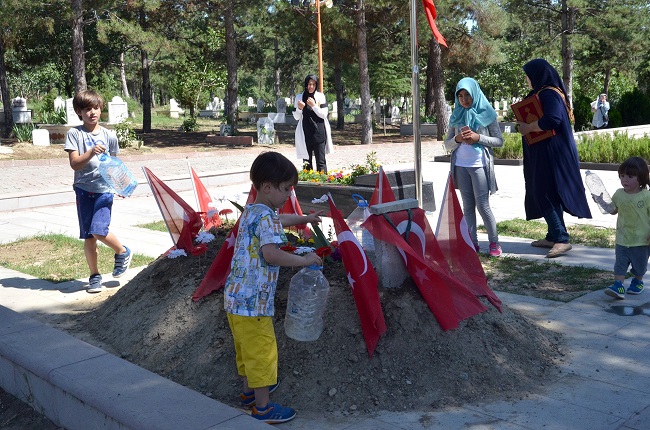 ŞEHİT MÜZİK ÖĞRETMENİ 22 YAŞINDAKİ ŞENAY AYBÜKE YALÇIN’IN MEZARI ZİYARETÇİ AKININA UĞRUYOR. 7'DEN 70'E BİRÇOK KİŞİ, MEZARI ZİYARET EDEREK DUA EDİYOR. (İSMAİL KABAKDERE/ÇORUM-İHA)