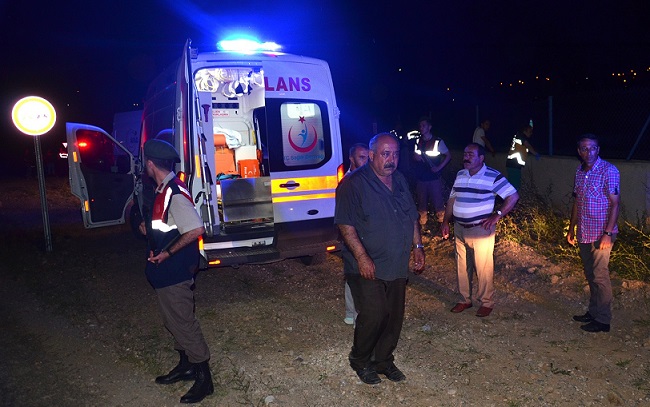 ÇORUM’UN DODURGA İLÇESİNDE HARARET YAPAN OTOMOBİLİN AZALAN SUYUNU TAMAMLAMAK İÇİN SU ALMAYA ÇALIŞTIĞI KANALA DÜŞEN GENÇ BOĞULARAK HAYATINI KAYBETTİ. (İSMAİL KABAKDERE/ÇORUM-İHA)