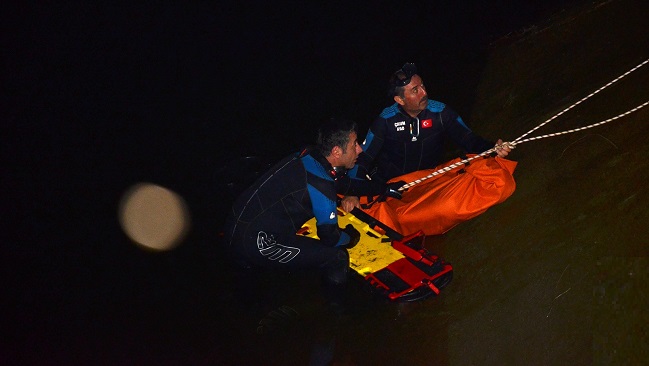 ÇORUM’UN DODURGA İLÇESİNDE HARARET YAPAN OTOMOBİLİN AZALAN SUYUNU TAMAMLAMAK İÇİN SU ALMAYA ÇALIŞTIĞI KANALA DÜŞEN GENÇ BOĞULARAK HAYATINI KAYBETTİ. (İSMAİL KABAKDERE/ÇORUM-İHA)