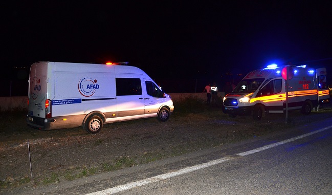 ÇORUM’UN DODURGA İLÇESİNDE HARARET YAPAN OTOMOBİLİN AZALAN SUYUNU TAMAMLAMAK İÇİN SU ALMAYA ÇALIŞTIĞI KANALA DÜŞEN GENÇ BOĞULARAK HAYATINI KAYBETTİ. (İSMAİL KABAKDERE/ÇORUM-İHA)