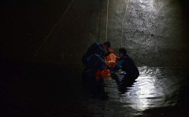 ÇORUM’UN DODURGA İLÇESİNDE HARARET YAPAN OTOMOBİLİN AZALAN SUYUNU TAMAMLAMAK İÇİN SU ALMAYA ÇALIŞTIĞI KANALA DÜŞEN GENÇ BOĞULARAK HAYATINI KAYBETTİ. (İSMAİL KABAKDERE/ÇORUM-İHA)