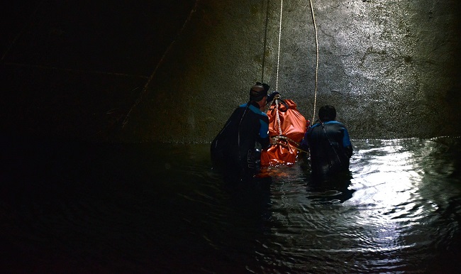 ÇORUM’UN DODURGA İLÇESİNDE HARARET YAPAN OTOMOBİLİN AZALAN SUYUNU TAMAMLAMAK İÇİN SU ALMAYA ÇALIŞTIĞI KANALA DÜŞEN GENÇ BOĞULARAK HAYATINI KAYBETTİ. (İSMAİL KABAKDERE/ÇORUM-İHA)