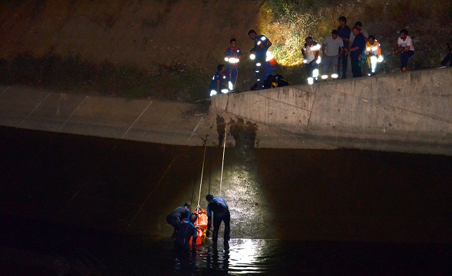 ÇORUM’UN DODURGA İLÇESİNDE HARARET YAPAN OTOMOBİLİN AZALAN SUYUNU TAMAMLAMAK İÇİN SU ALMAYA ÇALIŞTIĞI KANALA DÜŞEN GENÇ BOĞULARAK HAYATINI KAYBETTİ. (İSMAİL KABAKDERE/ÇORUM-İHA)