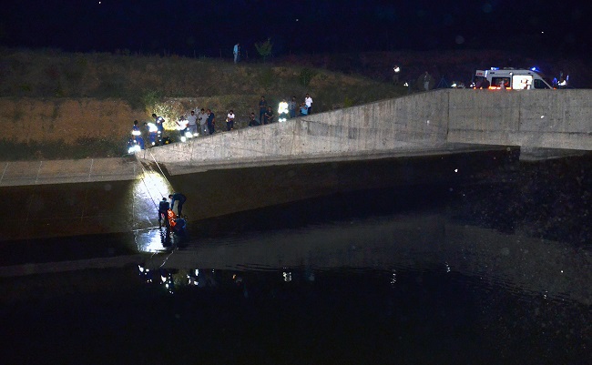 ÇORUM’UN DODURGA İLÇESİNDE HARARET YAPAN OTOMOBİLİN AZALAN SUYUNU TAMAMLAMAK İÇİN SU ALMAYA ÇALIŞTIĞI KANALA DÜŞEN GENÇ BOĞULARAK HAYATINI KAYBETTİ. (İSMAİL KABAKDERE/ÇORUM-İHA)