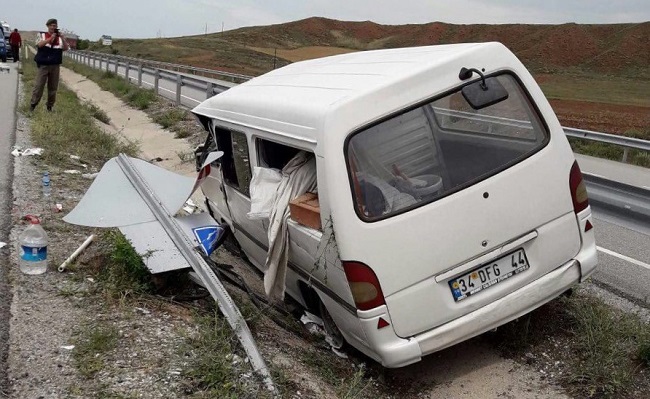 ÇORUM'UN SUNGURLU İLÇESİNDE MEYDANA GELEN TRAFİK KAZASINDA AYNI AİLEDEN 4 KİŞİ YARALANDI. (SERKAN ŞANSEVER/ÇORUM-İHA)