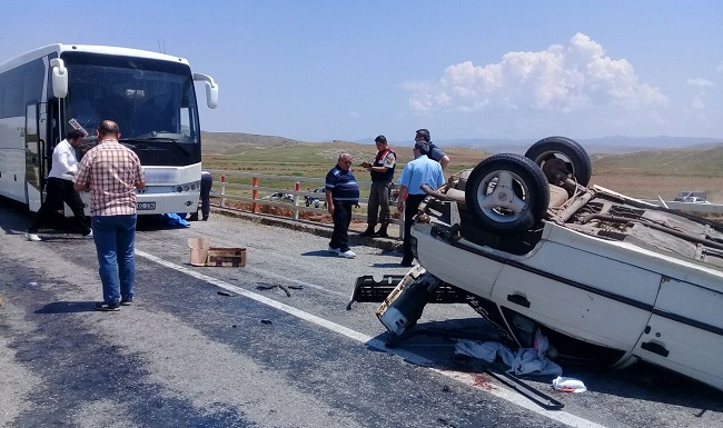 ÇORUM’UN BAYAT İLÇESİNDE, KONTROLDEN ÇIKARAK KÖPRÜYE ÇARPAN OTOMOBİLE YOLDAN GEÇEN YOLCU OTOBÜSÜ ÇARPTI. KAZADA AYNI AİLEDEN 2 KİŞİ HAYATINI KAYBEDERKEN, 4 KİŞİ DE YARALANDI. (TUNCAY MUMCU/ÇORUM-İHA)