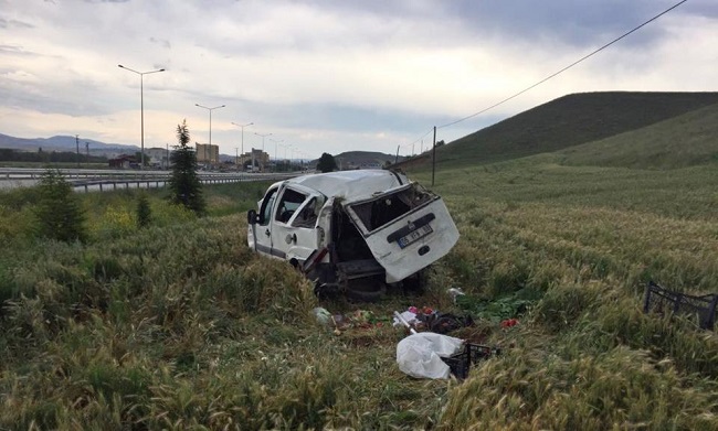 ÇORUM’DA OTOMOBİL TARLAYA UÇTU