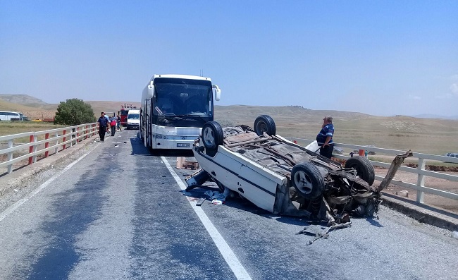 KAZA YAPAN ARACA OTOBÜS ÇARPTI