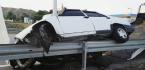 OTOMOBİL BARİYERLERE ÇARPTI