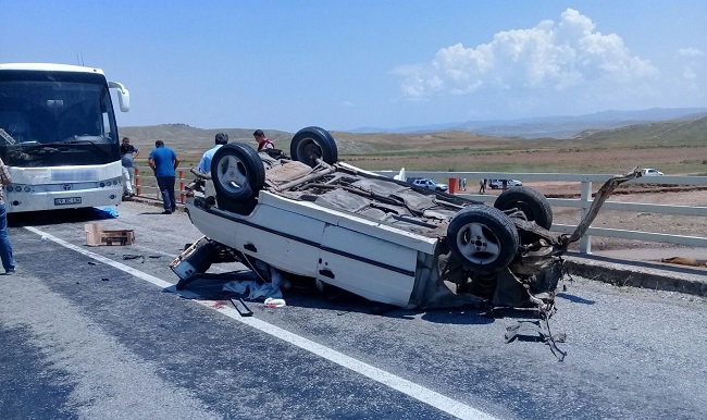 ÇORUM’UN BAYAT İLÇESİNDE, KONTROLDEN ÇIKARAK KÖPRÜYE ÇARPAN OTOMOBİLE YOLDAN GEÇEN YOLCU OTOBÜSÜ ÇARPTI. KAZADA AYNI AİLEDEN 2 KİŞİ HAYATINI KAYBEDERKEN, 4 KİŞİ DE YARALANDI. (TUNCAY MUMCU/ÇORUM-İHA)