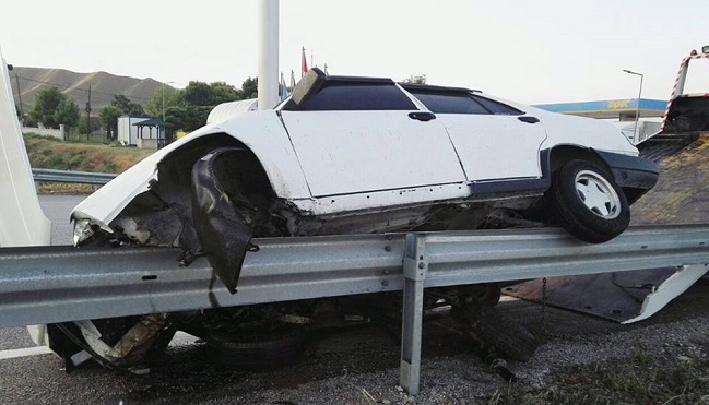 OTOMOBİL BARİYERLERE ÇARPTI
