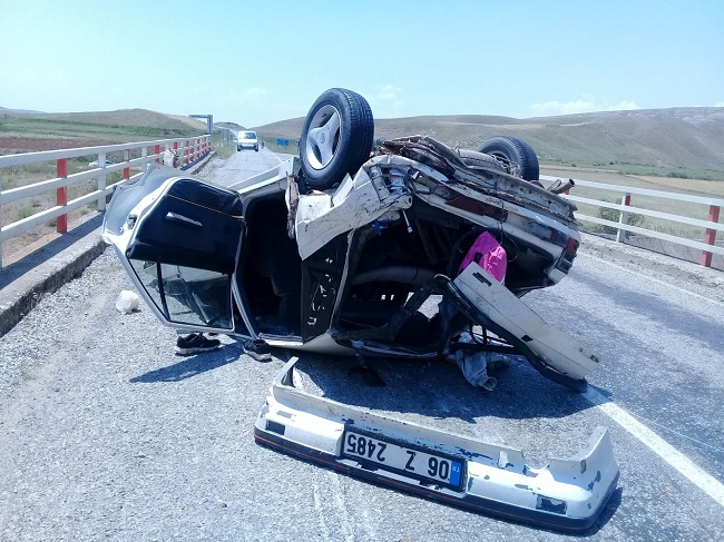 ÇORUM’UN BAYAT İLÇESİNDE, KONTROLDEN ÇIKARAK KÖPRÜYE ÇARPAN OTOMOBİLE YOLDAN GEÇEN YOLCU OTOBÜSÜ ÇARPTI. KAZADA AYNI AİLEDEN 2 KİŞİ HAYATINI KAYBEDERKEN, 4 KİŞİ DE YARALANDI. (TUNCAY MUMCU/ÇORUM-İHA)