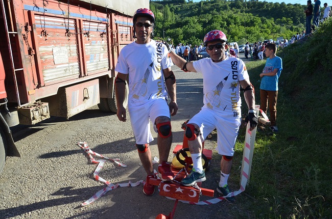 ÇORUM'UN OĞUZLAR İLÇESİ AĞAÇÇAMI KÖYÜNDE HER YIL RAMAZAN BAYRAMI’NDA GELENEKSEL OLARAK DÜZENLENEN TORNET YARIŞLARI RENKLİ GÖRÜNTÜLERE SAHNE OLDU. (İSMAİL KABAKDERE/ÇORUM-İHA)