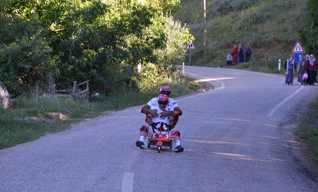ÇORUM'UN OĞUZLAR İLÇESİ AĞAÇÇAMI KÖYÜNDE HER YIL RAMAZAN BAYRAMI’NDA GELENEKSEL OLARAK DÜZENLENEN TORNET YARIŞLARI RENKLİ GÖRÜNTÜLERE SAHNE OLDU. (İSMAİL KABAKDERE/ÇORUM-İHA)
