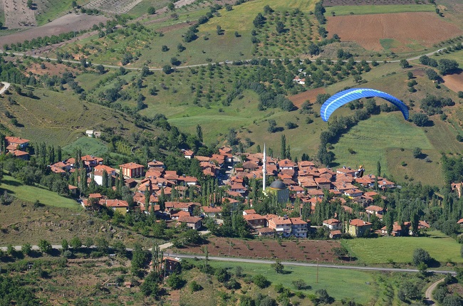 ÇORUM'UN OĞUZLAR İLÇESİ AĞAÇÇAMI KÖYÜNDE HER YIL RAMAZAN BAYRAMI’NDA GELENEKSEL OLARAK DÜZENLENEN TORNET YARIŞLARI RENKLİ GÖRÜNTÜLERE SAHNE OLDU. (İSMAİL KABAKDERE/ÇORUM-İHA)