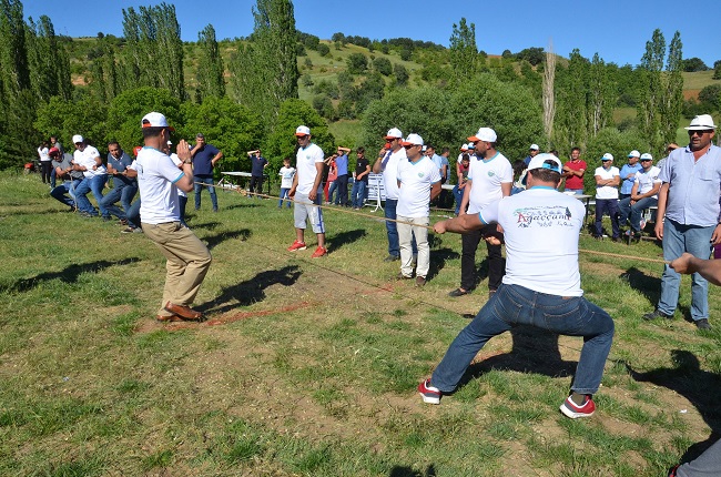 ÇORUM'UN OĞUZLAR İLÇESİ AĞAÇÇAMI KÖYÜNDE HER YIL RAMAZAN BAYRAMI’NDA GELENEKSEL OLARAK DÜZENLENEN TORNET YARIŞLARI RENKLİ GÖRÜNTÜLERE SAHNE OLDU. (İSMAİL KABAKDERE/ÇORUM-İHA)