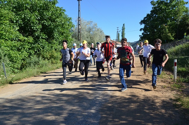 ÇORUM'UN OĞUZLAR İLÇESİ AĞAÇÇAMI KÖYÜNDE HER YIL RAMAZAN BAYRAMI’NDA GELENEKSEL OLARAK DÜZENLENEN TORNET YARIŞLARI RENKLİ GÖRÜNTÜLERE SAHNE OLDU. (İSMAİL KABAKDERE/ÇORUM-İHA)
