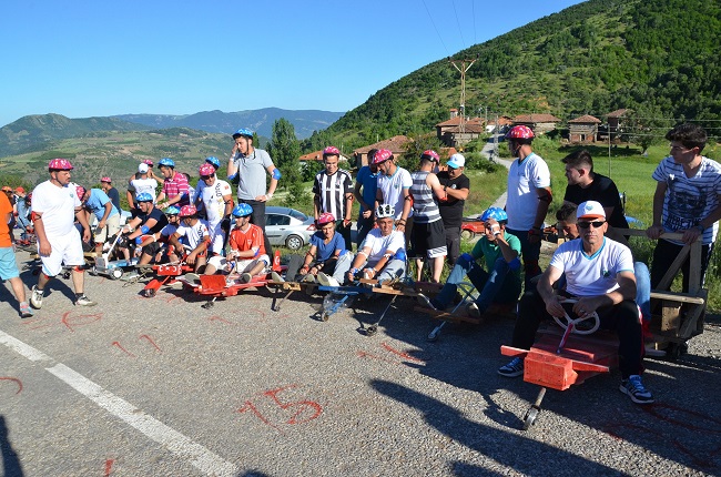 ÇORUM'UN OĞUZLAR İLÇESİ AĞAÇÇAMI KÖYÜNDE HER YIL RAMAZAN BAYRAMI’NDA GELENEKSEL OLARAK DÜZENLENEN TORNET YARIŞLARI RENKLİ GÖRÜNTÜLERE SAHNE OLDU. (İSMAİL KABAKDERE/ÇORUM-İHA)