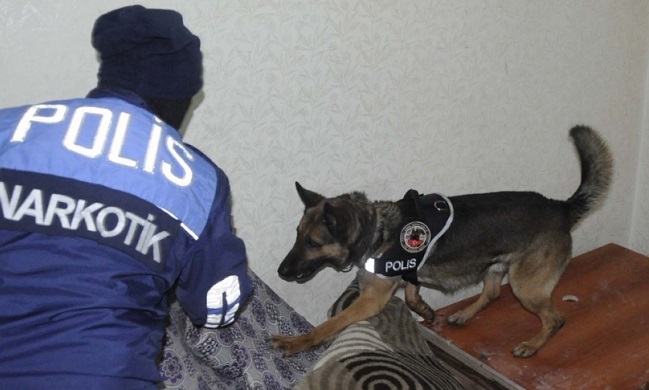 UYUŞTURUCU SATICISINA BASKIN