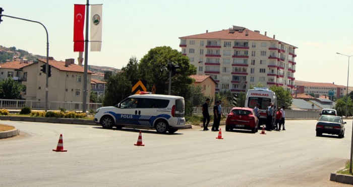 İKİ OTOMOBİL ÇARPIŞTI: 3 YARALI