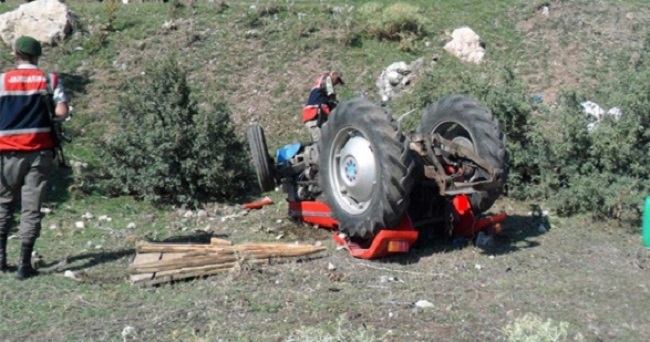 ACEMİ SÜRÜCÜ TRAKTÖRÜ DEVİRDİ