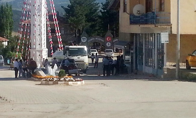 ÇORUM’UN ORTAKÖY İLÇESİNDE GERİ MANEVRA YAPAN SU TANKERİNİN ÇARPTIĞI KADIN HAYATINI KAYBETTİ. (İHA/ÇORUM-İHA)