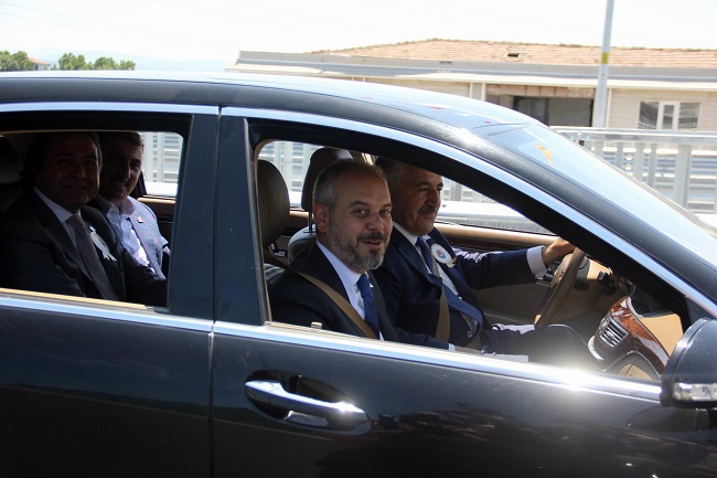 ULAŞTIRMA DENİZCİLİK VE HABERLEŞME BAKANI AHMET ARSLAN, SAMSUN - ÇARŞAMBA HAVAYOLU ÜZERİNDE YAPIMI TAMAMLANAN KÖPRÜLÜ KAVŞAK KÖPRÜLERİNİN AÇILIŞI İÇİN SAMSUN’A GELDİ. SAMSUN ZİYARETİNDE BAKAN ARSLAN’A GENÇLİK VE SPOR BAKANI AKİF ÇAĞATAY KILIÇ EŞLİK ETTİ. (KENAN AKYÜZ - ŞAHİN BİNİCİ/SAMSUN-İHA)