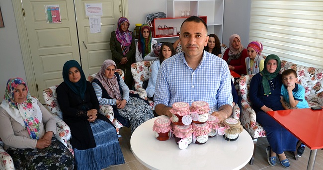 ÜLKE EKONOMİSİNE SAĞLADIĞI KATKI VE BİNLERCE AİLENİN GEÇİM KAYNAĞI OLAN OĞUZLAR 77 CEVİZİ EV YAPIMI ORGANİK REÇELİNDEN SONRA ŞİMDİ DE ÇAM KOZALAĞI PİYASAYA SUNULMAYA HAZIRLANIYOR. (İSMAİL KABAKDERE/ÇORUM-İHA)