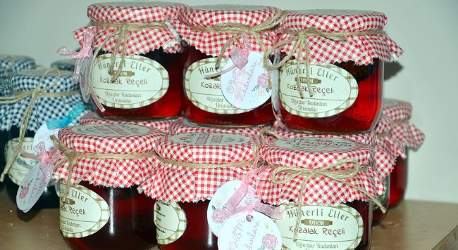 ÜLKE EKONOMİSİNE SAĞLADIĞI KATKI VE BİNLERCE AİLENİN GEÇİM KAYNAĞI OLAN OĞUZLAR 77 CEVİZİ EV YAPIMI ORGANİK REÇELİNDEN SONRA ŞİMDİ DE ÇAM KOZALAĞI PİYASAYA SUNULMAYA HAZIRLANIYOR. (İSMAİL KABAKDERE/ÇORUM-İHA)