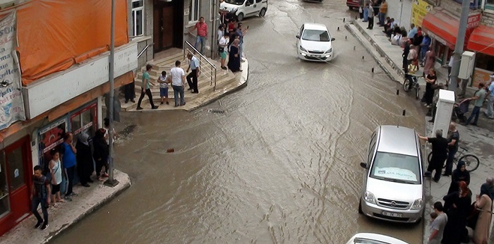 ÇORUM’DA ANİDEN BASTIRAN SAĞANAK YAĞIŞ HAYATI OLUMSUZ ETKİLEDİ. (M. MUTTALİP YALÇIN/ÇORUM-İHA)