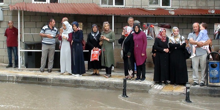 ÇORUM’DA ANİDEN BASTIRAN SAĞANAK YAĞIŞ HAYATI OLUMSUZ ETKİLEDİ. (M. MUTTALİP YALÇIN/ÇORUM-İHA)