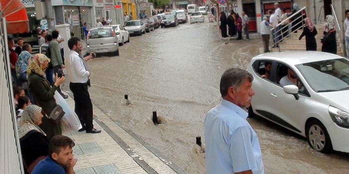 ÇORUM’DA ANİDEN BASTIRAN SAĞANAK YAĞIŞ HAYATI OLUMSUZ ETKİLEDİ. (M. MUTTALİP YALÇIN/ÇORUM-İHA)