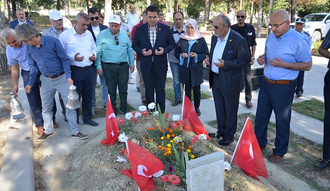 GELENEKSEL ÇALDAĞ YAYLA ETKİNLİĞİNE KATILAN AK PARTİ ÇORUM MİLLETVEKİLİ VE TBMM İDARE AMİRİ SALİM USLU, CHP ÇORUM MİLLETVEKİLİ VE TBMM İDARE AMİRİ TUFAN KÖSE, AK PARTİ ÇORUM MİLLETVEKİLİ LÜTFİYE İLKSEN CERİTOĞLU KURT VE MHP OSMANİYE MİLLETVEKİLİ DOÇ. DR. RUHİ ERSOY ŞEHİT ÖĞRETMEN AYBÜKE YALÇIN'IN MEZARINI ZİYARET ETTİ. (İSMAİL KABAKDERE - M. MUTTALİP YALÇIN/ÇORUM-İHA)