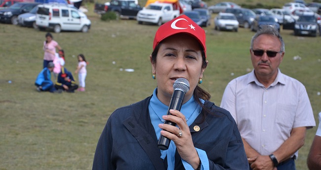 AK PARTİ ÇORUM MİLLETVEKİLİ LÜTFİYE İLKSEN CERİTOĞLU KURT İSE BİR EVLADIN KOLAY YETİŞTİRİLMEDİĞİNİN ALTINI ÇİZDİ. (İSMAİL KABAKDERE - M. MUTTALİP YALÇIN/ÇORUM-İHA)