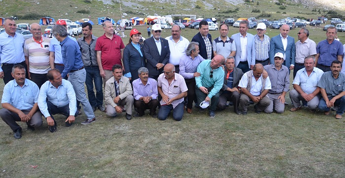 ÇORUM’UN OSMANCIK İLÇESİNDE BATMAN’IN KOZLUK İLÇESİNDE DÜZENLENEN HAİN SALDIRIDA ŞEHİT OLAN MÜZİK ÖĞRETMENİ ŞENAY AYBÜKE YALÇIN İÇİN DÜZENLENEN ETKİNLİKTE BİR ARAYA GELEN İKTİDAR VE MUHALEFET PARTİLERİNİ BİR ARAYA GETİRDİ. (İSMAİL KABAKDERE - M. MUTTALİP YALÇIN/ÇORUM-İHA)