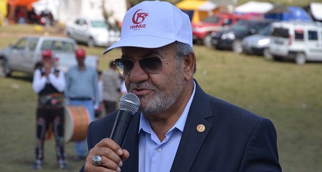 ŞEHİTLERİ MİNNETLE ANDIĞINI DİLE GETİREN AK PARTİ ÇORUM MİLLETVEKİLİ VE TBMM İDARE AMİRİ SALİM USLU, GÖNDERDE ALBAYRAK DALGANIYORSA ŞEHİTLERİN, GAZİLERİN CANINI VERMEK PAHASINA YAPTIKLARI MÜCADELE SAYESİNDE DALGALANDIĞINI SÖYLEDİ. (İSMAİL KABAKDERE - M. MUTTALİP YALÇIN/ÇORUM-İHA)