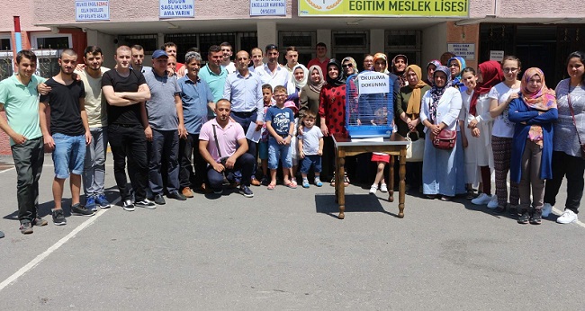 TRABZON ÇAMLIK ÖZEL EĞİTİM MESLEK LİSESİ’NDE ÖĞRENİM GÖREN İŞİTME ENGELLİ ÖĞRENCİLER, GELECEK YILDAN İTİBAREN ÇORUM’DA EĞİTİM GÖRECEK OLMALARINA TEPKİ GÖSTEREREK OKULLARININ KAPANMAMASI İÇİN CUMHURBAŞKANI RECEP TAYYİP ERDOĞAN VE MİLLİ EĞİTİM BAKANINA İŞARET DİLİYLE SESLENDİ. (BEKİR KOCA - GÖKMEN ŞAHİN/TRABZON-İHA)