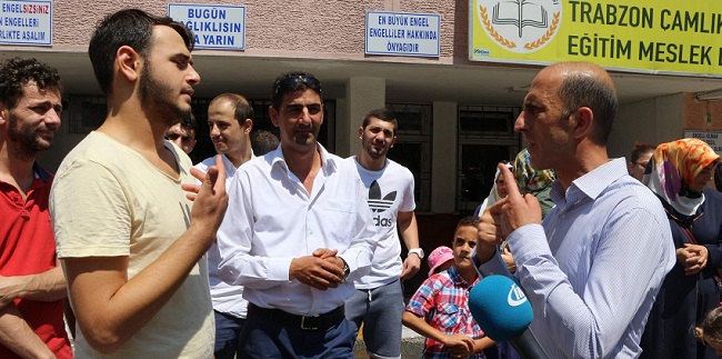 TRABZON ÇAMLIK ÖZEL EĞİTİM MESLEK LİSESİ’NDE ÖĞRENİM GÖREN İŞİTME ENGELLİ ÖĞRENCİLER, GELECEK YILDAN İTİBAREN ÇORUM’DA EĞİTİM GÖRECEK OLMALARINA TEPKİ GÖSTEREREK OKULLARININ KAPANMAMASI İÇİN CUMHURBAŞKANI RECEP TAYYİP ERDOĞAN VE MİLLİ EĞİTİM BAKANINA İŞARET DİLİYLE SESLENDİ. (BEKİR KOCA - GÖKMEN ŞAHİN/TRABZON-İHA)