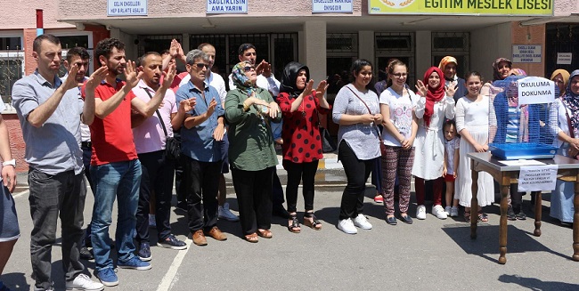 TRABZON ÇAMLIK ÖZEL EĞİTİM MESLEK LİSESİ’NDE ÖĞRENİM GÖREN İŞİTME ENGELLİ ÖĞRENCİLER, GELECEK YILDAN İTİBAREN ÇORUM’DA EĞİTİM GÖRECEK OLMALARINA TEPKİ GÖSTEREREK OKULLARININ KAPANMAMASI İÇİN CUMHURBAŞKANI RECEP TAYYİP ERDOĞAN VE MİLLİ EĞİTİM BAKANINA İŞARET DİLİYLE SESLENDİ. (BEKİR KOCA - GÖKMEN ŞAHİN/TRABZON-İHA)