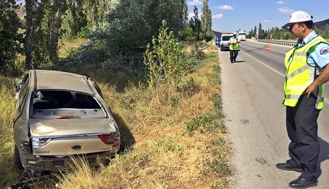 OTOMOBİL ŞARAMPOLE UÇTU