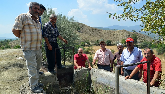 ÇORUM’UN OSMANCIK İLÇESİ DEREBOĞAZI BAĞLARI SAKİNLERİ, BÖLGEYE YAPILAN BARAJ NEDENİYLE BAĞLARA GELEN SUYUN KESİLDİĞİNİ, BU YÜZDEN SEBZE BAHÇELERİNİN VE MEYVE AĞAÇLARININ KURUDUĞUNU İDDİA EDEREK YETKİLİLERDEN YARDIM İSTEDİLER. (İSMAİL KABAKDERE/ÇORUM-İHA)
