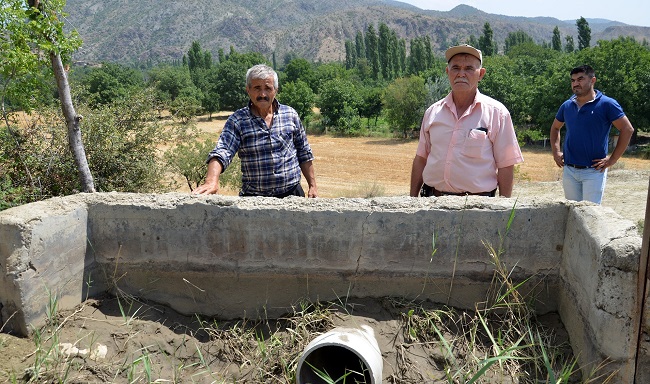 ÇORUM’UN OSMANCIK İLÇESİ DEREBOĞAZI BAĞLARI SAKİNLERİ, BÖLGEYE YAPILAN BARAJ NEDENİYLE BAĞLARA GELEN SUYUN KESİLDİĞİNİ, BU YÜZDEN SEBZE BAHÇELERİNİN VE MEYVE AĞAÇLARININ KURUDUĞUNU İDDİA EDEREK YETKİLİLERDEN YARDIM İSTEDİLER. (İSMAİL KABAKDERE/ÇORUM-İHA)