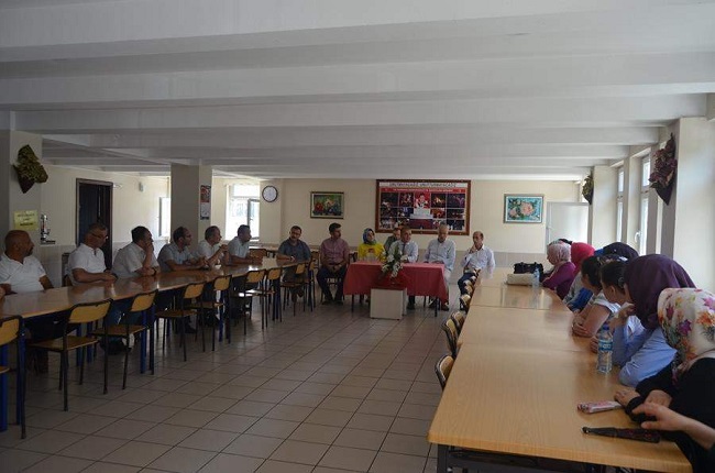MİLLİ EĞİTİM BAKANLIĞI TARAFINDAN ÇAMLIK ÖZEL EĞİTİM MESLEK LİSESİ’NİN KAPATILMASINA TEPKİ GÖSTEREN VELİLERLE BİR TOPLANTI GERÇEKLEŞTİREN ORTAHİSAR KAYMAKAMI NUMAN HATİPOĞLU, VELİLERİN DEVLETE GÜVENMELERİNİ İSTEYEREK KESİNLİKLE ÖĞRENCİLERİN MAĞDUR OLMAYACAKLARINI SÖYLEDİ. (İHA/TRABZON-İHA)