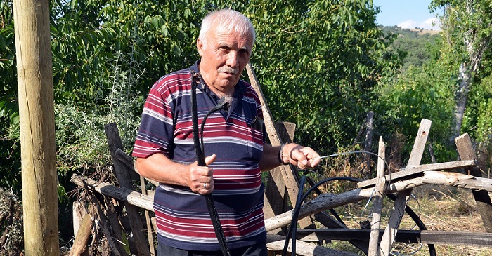 ÇORUM’UN OSMANCIK İLÇESİNE BAĞLI ÇAMPINAR KÖYÜNDE ÇÜRÜYEN TELEFON DİREKLERİNİN YIKILMASI SONUCU KOPAN HATLAR NEDENİYLE EV TELEFONLARI VE İNTERNETİN KESİLMESİNE SEBEP OLDU. (İSMAİL KABAKDERE/ÇORUM-İHA)