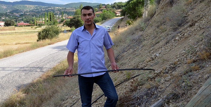 ÇAMPINAR KÖYÜ SAKİNLERİNDEN SADIK GÜMÜŞ, İLGİLİ KURUMA ARIZAYI BİLDİRMELERİNE RAĞMEN KİMSENİN İLGİLENMEDİĞİNİ SÖYLEDİ. (İSMAİL KABAKDERE/ÇORUM-İHA)