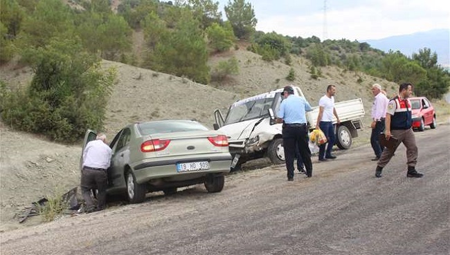KAFA KAFAYA ÇARPIŞTILAR: 4 YARALI